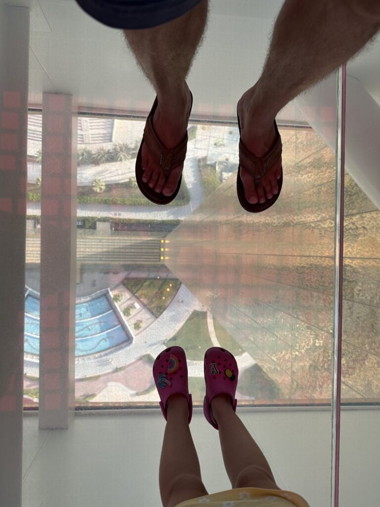 über eine Glasbrücke kann man im The Frame Dubai laufen - schwindelfrei muss man sein