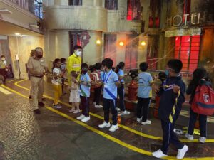Kidzania Dubaï, un musée de Dubaï pour les enfants avec des activités amusantes, comme conduire une voiture, distribuer des lettres DHL ou devenir dentiste.