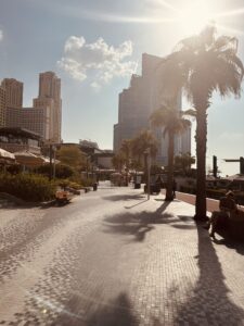 JBR à Dubaï avec ses gratte-ciel sur une promenade de 1,7 km avec des boutiques, des restaurants et des lieux de baignade
