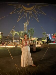 Terra Solis une oasis dans le désert de Dubaï. Il y a des possibilités d'hébergement, ainsi que des Day Pool Pass et différentes fêtes nocturnes - souvent avec Tomorrowland en arrière-plan.  