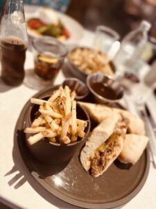 Shawarma im Cassette Restaurant in Dubai serviert mit Trüffel Pommes
