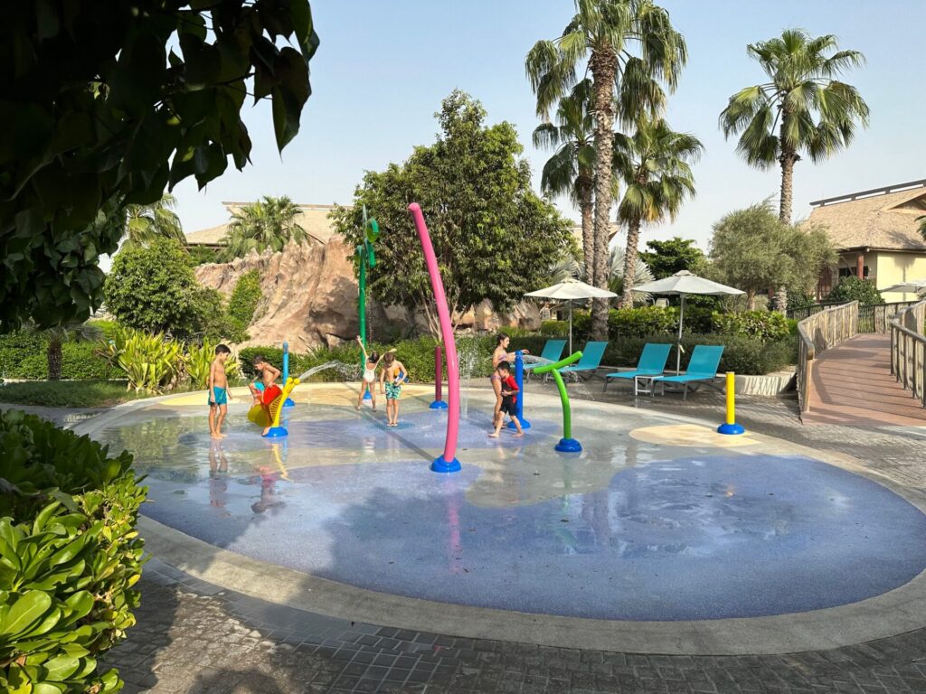 Splashpad à l'hôtel Laptia dans le Riverland de Dubaï. Très adapté aux familles