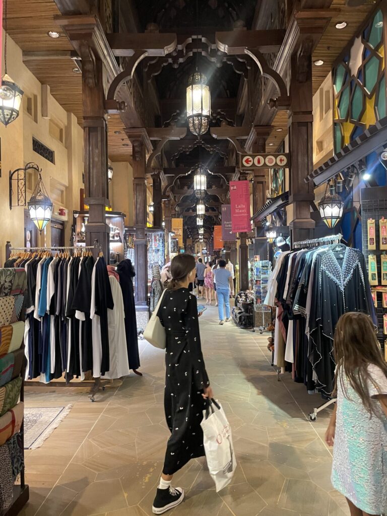 Souk Madinat à Dubaï avec de belles possibilités de shopping