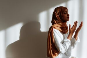 Praying Women Ramadan